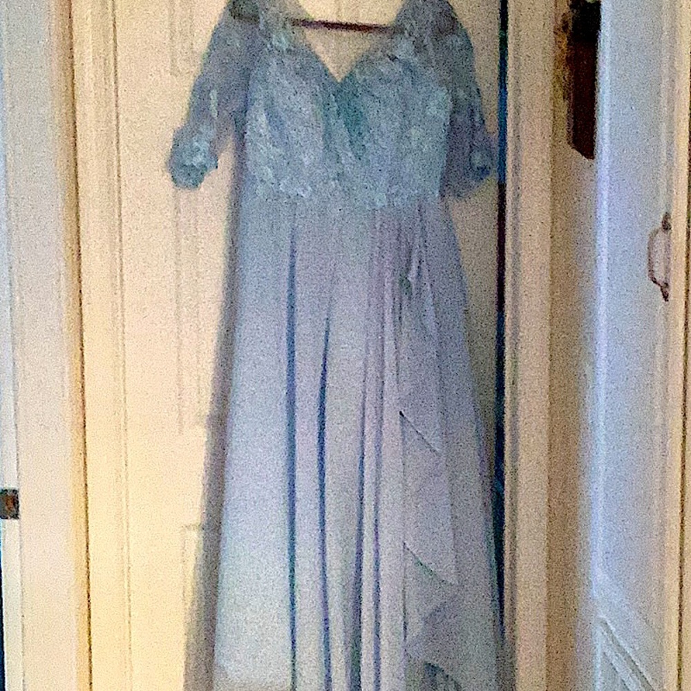 Formal long powder blue gown. Side 16W
Chiffon bottom, 3/4 sleeves. Appliqué top